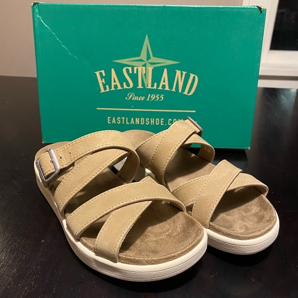 Eastland Machias tan leather slide new size 7. Flatform sandals